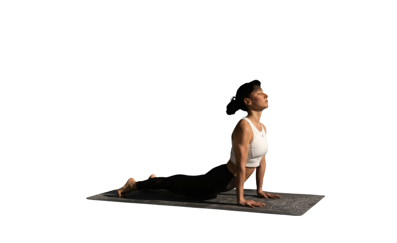 Алия в позе кобры на коврике